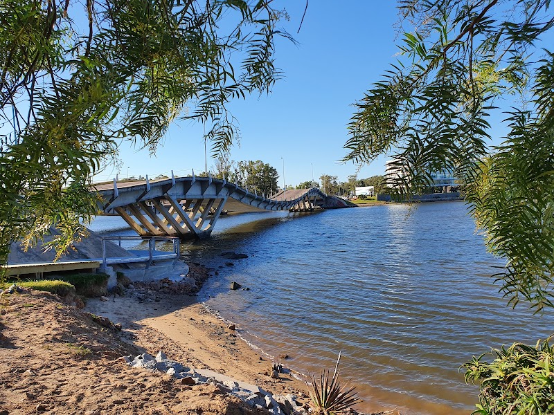 Puente Ondulante de La Barra